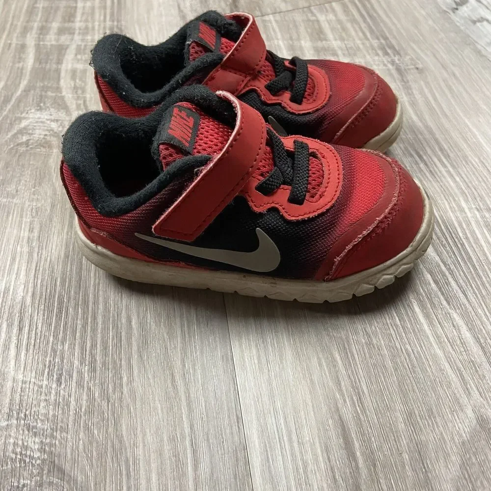Nike‎ Kid's 7C Red Black White Hook & Loop Running Athletic Shoes 749814-600 - Picture 2 of 7
